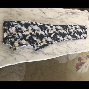 White House Black Market flower print jeans 6R